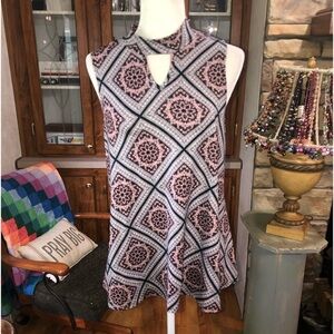 I.N.STUDIO SIZE MEDIUM HALTER BOHO STYLE TOP LOTS OF MOVEMENT 2 KEYHOLES EUC